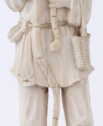 A Chinese carved ivory statue of an elderly man, early to mid 20th century, ​21cm high overall - 3