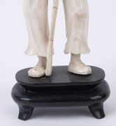 A Chinese carved ivory statue of an elderly man, early to mid 20th century, ​21cm high overall - 4