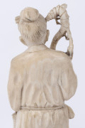A Chinese carved ivory statue of an elderly man, early to mid 20th century, ​21cm high overall - 5