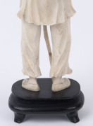 A Chinese carved ivory statue of an elderly man, early to mid 20th century, ​21cm high overall - 6