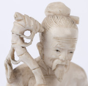 A Chinese carved ivory statue of an elderly man, early to mid 20th century, ​21cm high overall - 7