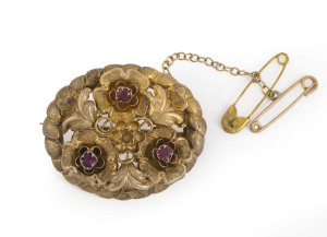 A Colonial yellow gold brooch set with garnets, 19th century, 3.5cm wide