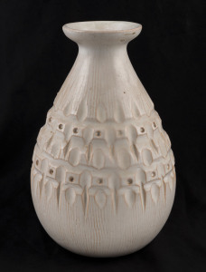 ELLIS Pottery vase with geometric design and cream glaze, incised "Ellis", 22cm high
