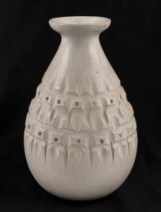 ELLIS Pottery vase with geometric design and cream glaze, incised "Ellis", ​22cm high