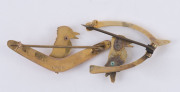 KOOKABURRAS: Two 9ct gold brooches (2.7gms) featuring kookaburras, one on a wishbone and one on a boomerang, (2). - 2