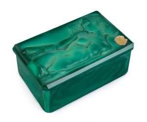 Bohemian Art Deco "Malachite" glass box by Schevogt designed by Michael Powolny, circa 1934, with original foil label "INGRID", 5.5cm high, 9cm wide, 14cm deep