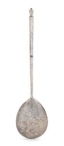 An antique Russian silver serving spoon with engraved decoration, made by Itska Lozinsky of Moscow, circa 1900, 20cm long