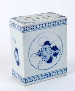 An antique Chinese blue and white porcelain headrest, Qing Dynasty, 18th/19th century, underglaze blue four character mark to base, ​14cm high