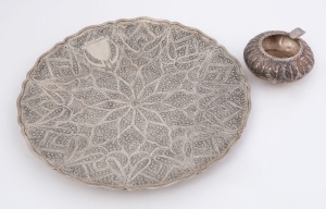 A Middle Eastern silver platter and ashtray, 20th century, ​the platter 25cm diameter, 375 grams total