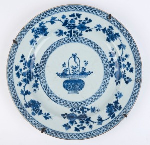 Antique Chinese blue and white porcelain charger, Kangxi period, 17th century, 38cm diameter