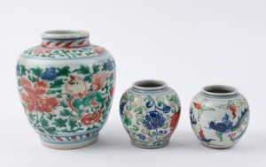 Three Wucai Chinese ceramic vases, Ming Dynasty, one with Chang Ming Fu Kuei mark, one with Zhengde period mark (1522-1566), the other with Xuande mark (1426-1435), the largest 16.5cm high