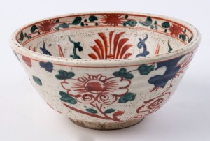 Swatow Chinese ceramic bowl with floral decoration, late Ming, ​9.5cm high, 19.5cm diameter