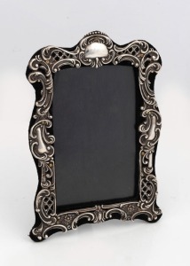 An English sterling silver picture frame, by Deakin & Francis of Birmingham, circa 1900, 19 x 13.5cm