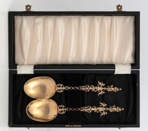 A pair of English sterling silver pilgrims spoons in original box, 19.5cm high, 142 grams total