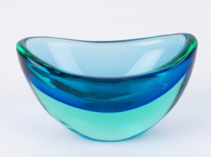 SEGUSO VETRI d'ARTE blue and green Sommerso Murano glass bowl by FLAVIO POLI, circa 1957, 7cm high, 12.5cm wide.