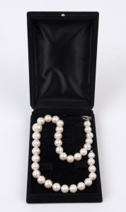 A pearl necklace with white metal clasp, ​​​​​​​46cm long