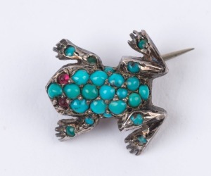 An antique sterling silver frog brooch set with turquoise and garnet eyes, early 20th century, ​​​​​​​1.2cm long