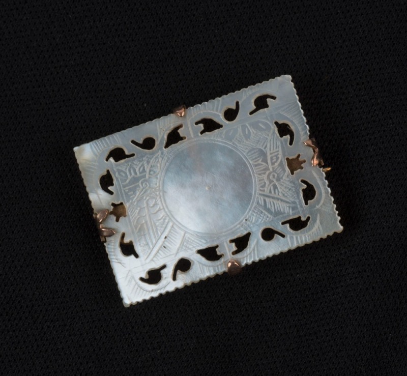 9ct gold and carved mother of pearl brooch, 19th/20th century, ​​​​​​​2.5cm wide