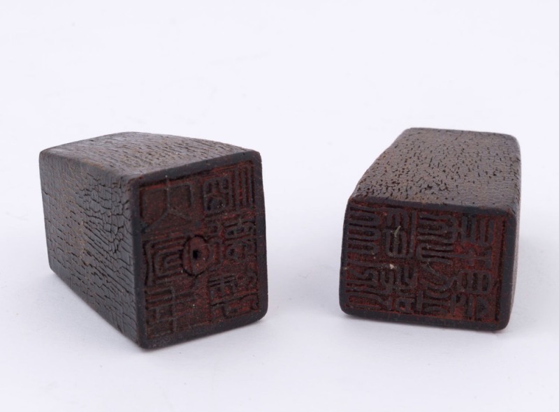 Two Chinese carved horn seals, 19th/20th century, 5cm and 4.5cm high