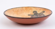 CARL COOPER Australian pottery dish with turtle decoration, incised "Carl Cooper, 1965, Australia", 15cm diameter - 2