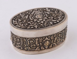 Yogya silver jewellery box, 20th century, 4.5cm high, 9cm wide, 6.5cm deep, 121 grams