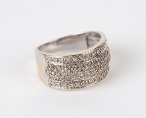 An 18ct white gold ring pave set with white diamonds, ​​​​​​​5.5 grams