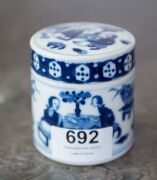 An antique Chinese blue and white porcelain herb jar with lid, Qing Dynasty, Ch'ien-lung period, late 18th century, ​7cm high, 6.5cm diameter - 2