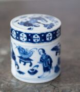 An antique Chinese blue and white porcelain herb jar with lid, Qing Dynasty, Ch'ien-lung period, late 18th century, ​7cm high, 6.5cm diameter - 3