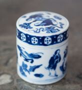 An antique Chinese blue and white porcelain herb jar with lid, Qing Dynasty, Ch'ien-lung period, late 18th century, ​7cm high, 6.5cm diameter - 4