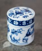 An antique Chinese blue and white porcelain herb jar with lid, Qing Dynasty, Ch'ien-lung period, late 18th century, ​7cm high, 6.5cm diameter - 5