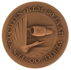 Medallions & Badges: AVIATION - KLM 50th ANNIVERSARY OF FIRST FLIGHT: 1974 commemorative medal to commemorate the 50th anniversary of KLM First Flight between Amsterdam and Jakarta; alloy metal, diameter 60cm, weight 98gr, housed in original presentation box.