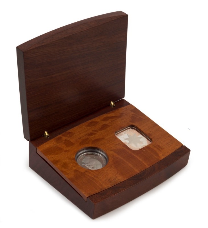 Coins - Australia: Platinum: FIFTY DOLLARS: 2004 $50 proof in jarrah timber presentation box, limited edition #21 of 350 issued; 15.55gr of 9995/10000 platinum.