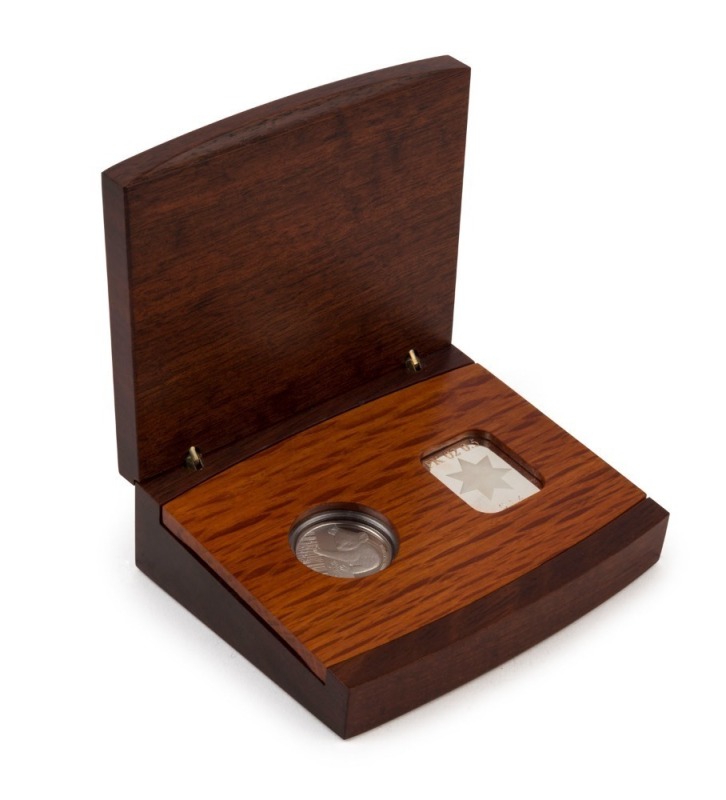 Coins - Australia: Platinum: FIFTY DOLLARS: 2002 $50 proof in jarrah timber presentation box, limited edition #14 of 350 issued; 15.55gr of 9995/10000 platinum.