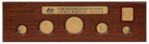 Coins - Australia: Gold: 1997 GOLD NUGGET SERIES: 1 oz ($100), 1/2oz ($50), 1/4 oz ($25), 1/10 oz ($15) and 1/20oz ($5) gold coins displayed in timber presentation case within leather sleeve (Ref. PN97 FS, #78); 1.90oz (59.10gr) of 999/1000 gold. (5 coins)