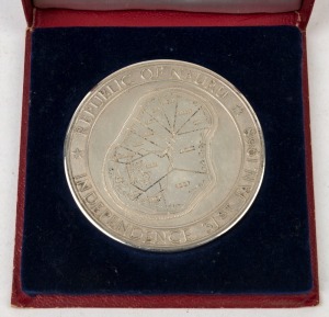 Medallions & Badges: NAURU: 1968 commemorative medal in silver, inscribed on reverse 'Presented By/The Nauruan People', diameter 75mm, weight 170gr, with presentation box.