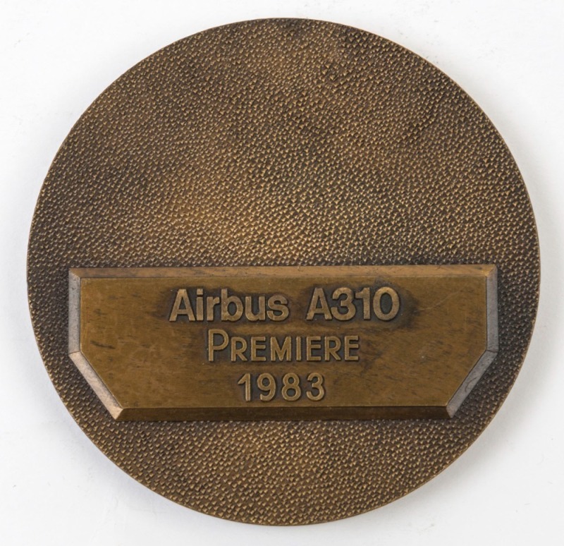 Medallions & Badges: AIRBUS A310: 1983 Launch presentation medallion/paperweight in bronze, inscribed 'Airbus A310/Premiere/1983' on reverse, diameter 68cm, weight 140gr.