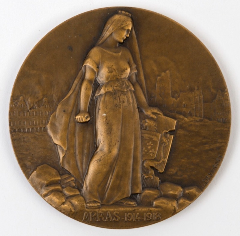 Medallions & Badges: FRANCE - ARRAS PATRIOTISM MEDAL: 1925 bronze medal by Louis Desvignes commemorating the WWI martyr city of Arras, the reverse showing Arras Cathedral in flames following shelling in 1917; diameter 66mm, weight 134gr.