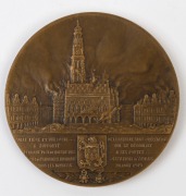 Medallions & Badges: FRANCE - ARRAS PATRIOTISM MEDAL: 1925 bronze medal by Louis Desvignes commemorating the WWI martyr city of Arras, the reverse showing Arras Cathedral in flames following shelling in 1917; diameter 66mm, weight 134gr. - 2