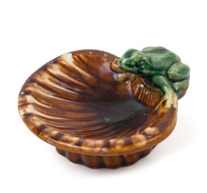 BENDIGO POTTERY shell shaped Colonial soap dish with frog decoration, 19th century, ​​​​​​​13.5cm wide