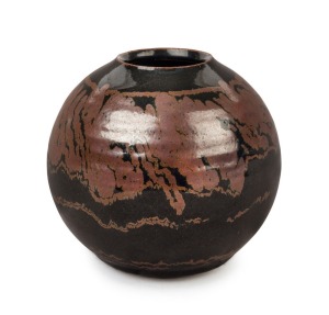 SHIGEO SHIGA studio pottery spherical vase, impressed seal mark to base, 12.5cm high, 14cm wide