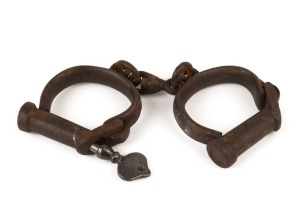 HIATT WW1 period heavyweight handcuffs with original key, early 20th century, stamped "M&C, 1914 (Military & Civilian)", 24cm wide