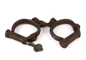 HIATT WW1 period heavyweight handcuffs with original key, early 20th century, stamped "M&C, 1914 (Military & Civilian)", 24cm wide