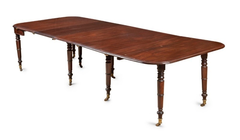 GILLOWS Georgian mahogany extension dining table with fold-over top and concertina undercarriage, eight turned and tapered gun barrel legs with original brass castors, accompanied by mahogany extension leaf holder and four extension leaves, circa 1810, 75