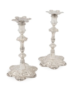 George II pair of very fine quality cast sterling silver Rococo candlesticks with scalloped circular bases. Made by John Quantock of London, circa 1753, 23.5cm high, 1166 grams total