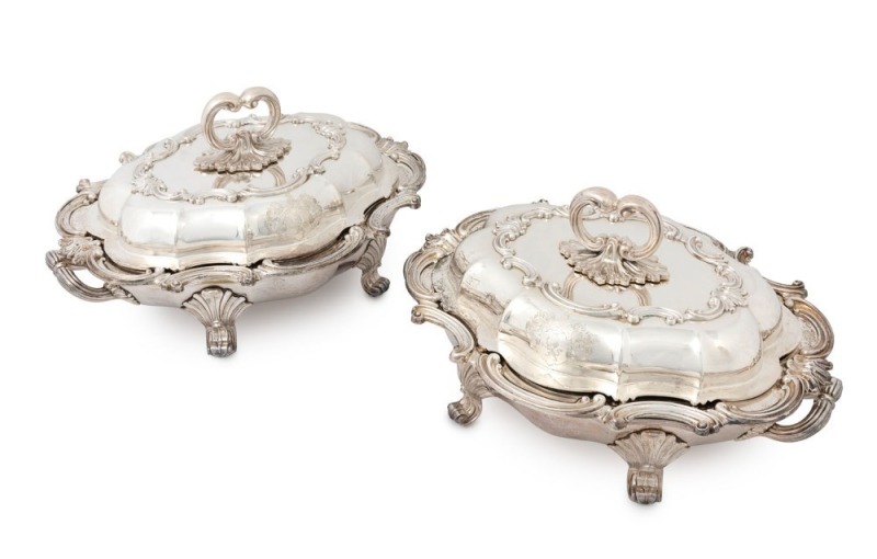 A superb pair of very fine quality sterling silver and Old Sheffield plate Rococo revival oval shaped entree dishes. The bases, in Old Sheffield Plate, raised on four shell mounted cabriole feet with scrolling terminals, and double arched and reeded loop