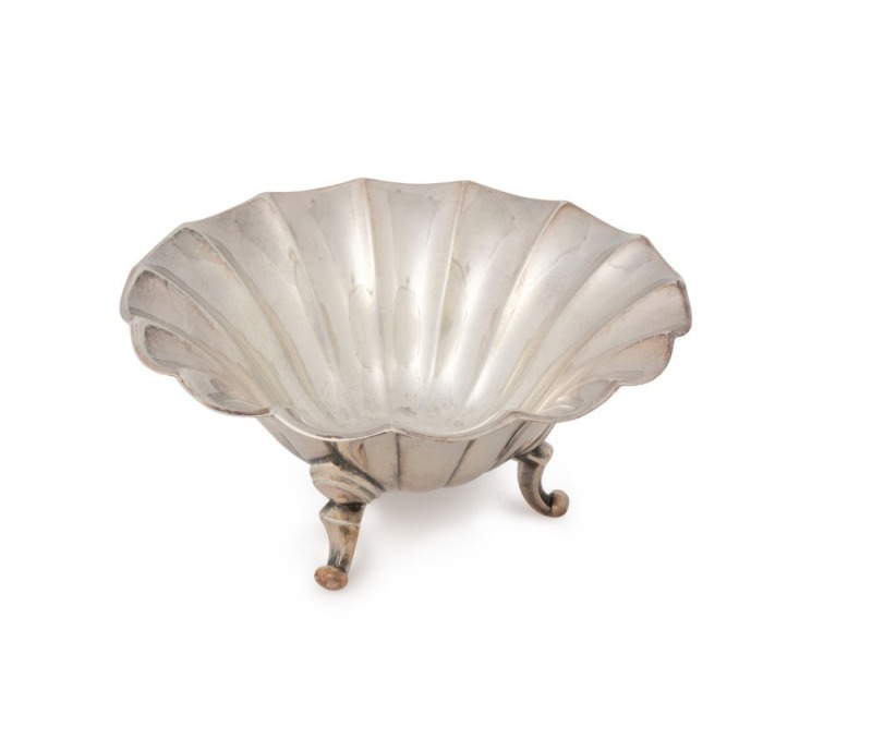 A German 835 silver fluted bon bon dish on three scrolling cabriole legs, 20th century, ​​​​​​​5cm high, 11cm wide, 52 grams