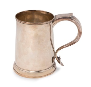 George III English sterling silver ale mug with a raised plinth base and hollow tapering loop handle terminating in a heart-shaped palm rest. By William Grundy of London, circa 1772, 12cm high, 282 grams.