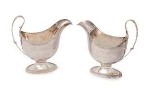 George III fine quality pair of English sterling silver sauce boats with oval-footed bases, beaded decorations and reeded loop handles. Made by William Barnard of London, circa 1784. 17.5cm high, 694 grams total
