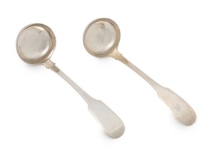 A harlequin pair of antique sterling silver "Fiddle" pattern sauce ladles, one with engraved initial "B" to the handle. Stamped "W.C." & "J.M." respectively, made in Edinburgh, 1828, 15.5cm long, 60 grams.