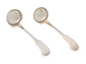 A harlequin pair of antique sterling silver "Fiddle" pattern sauce ladles, one with engraved initial "B" to the handle. Stamped "W.C." & "J.M." respectively, made in Edinburgh, 1828, 15.5cm long, 60 grams.